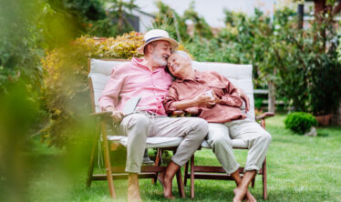 coppia-di-anziani-seduta-in-giardino