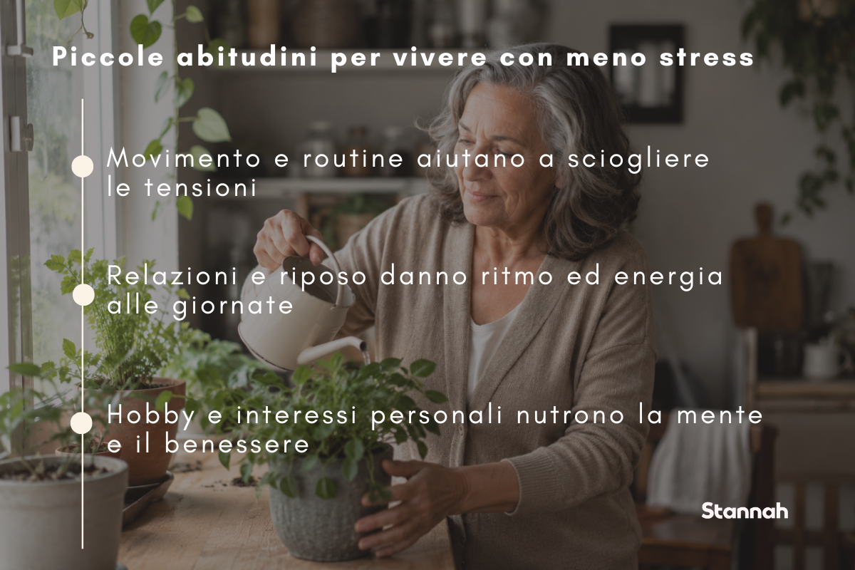 Donna over 65 si prende cura delle piante in casa come abitudine per ridurre lo stress quotidiano.